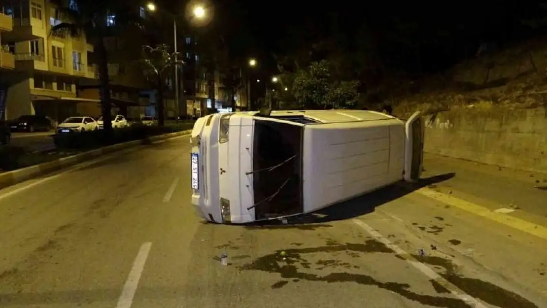 Virajı alamayan minibüs devrildi: 2 yaralı