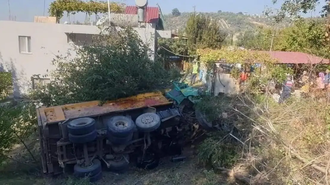 Uçuruma yuvarlanan kamyonun şoförü hayatını kaybetti