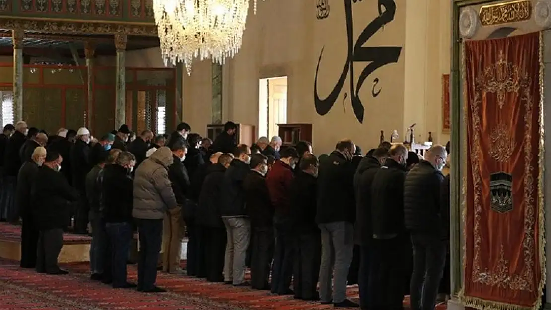 Camilerde normal saf düzeninde namaz kılınmaya başlandı