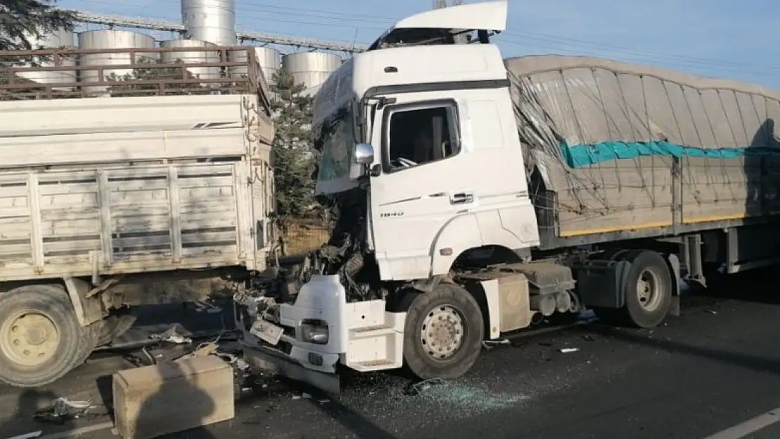 Konya'da kırmıza ışıkta bekleyen kamyona tır çarptı: 1 yaralı