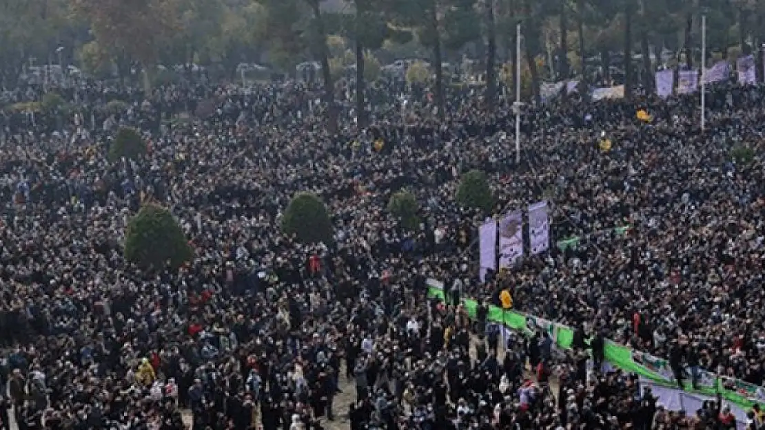 Binlerce İranlı protesto için sokaklara döküldü!