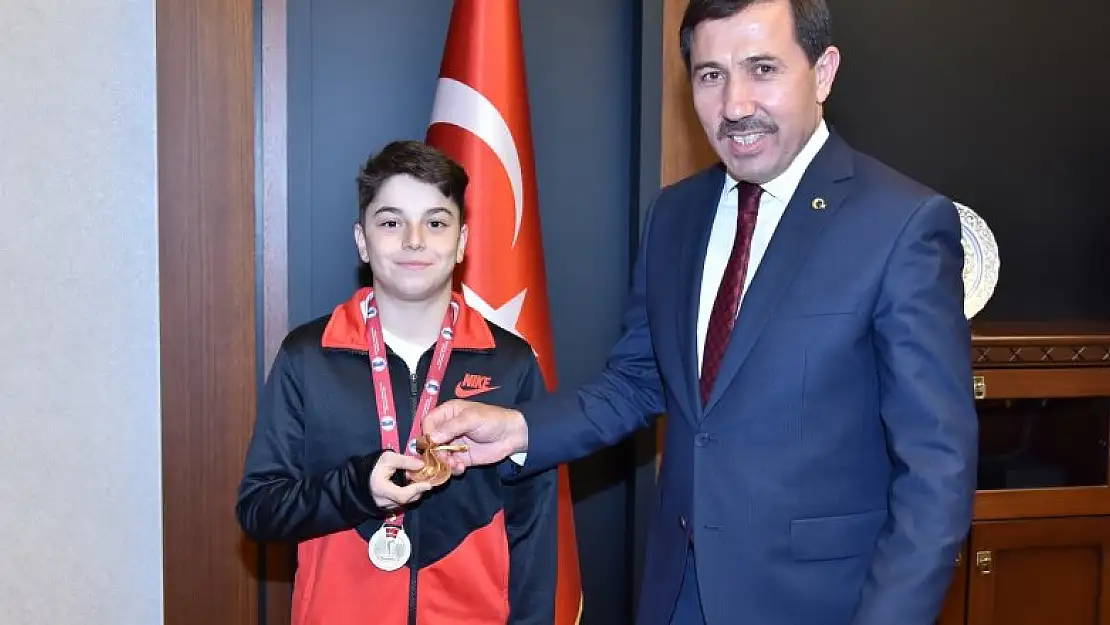 Başkan Hasan Kılca şampiyonları ağırladı