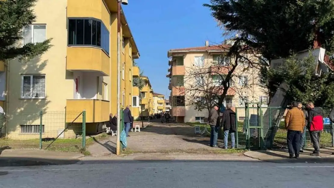 Eve servis getiren kurye, apartman sakinini öldürdü