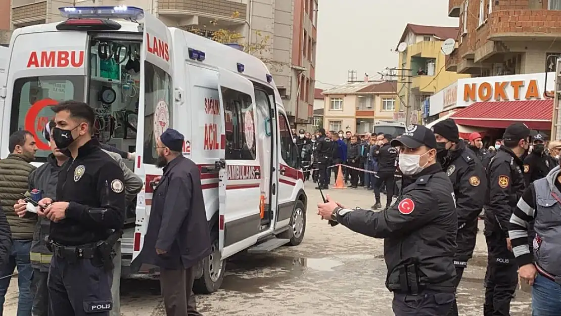 Kocaeli'de inşaat iskelesi çöktü: 8 yaralı