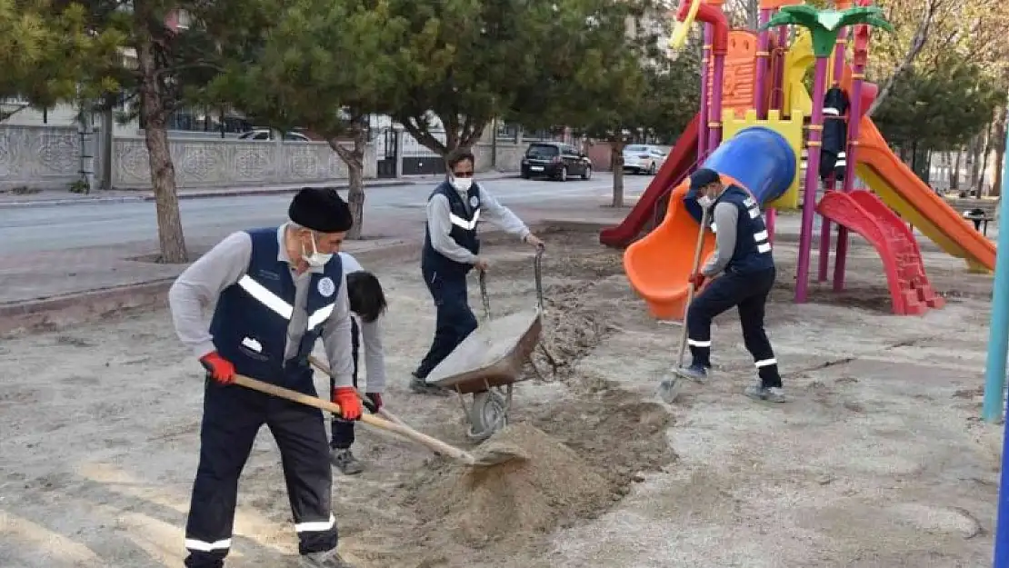 Selçuklu'da 71 çocuk parkının kumu değişti