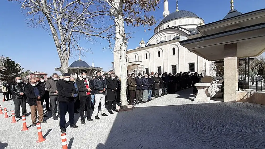 Konya'da Kovid-19 nedeniyle vefat eden öğretmenin cenazesi defnedildi