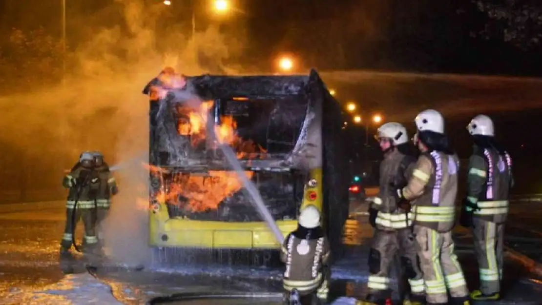 Özel halk otobüsü alev topuna döndü