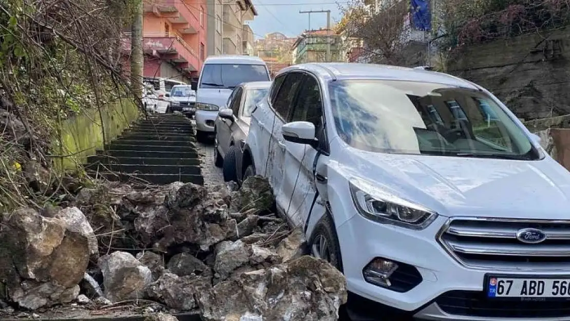 Faciadan dönüldü, kaya parçaları arabanın üzerine düştü