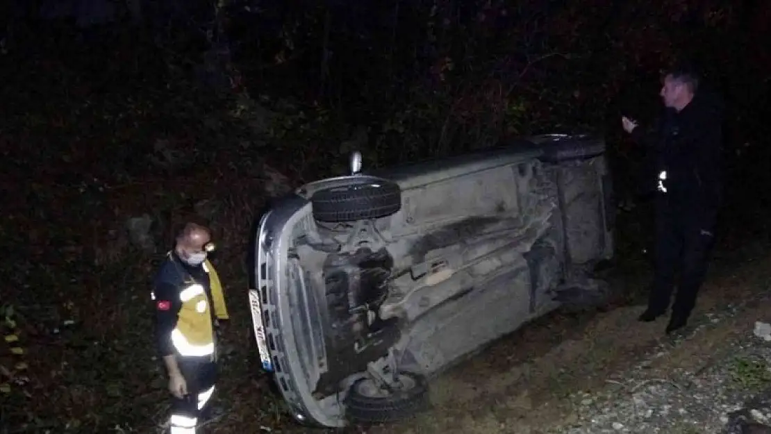 Kontrolden çıkan otomobil kanala devrildi: 2 yaralı