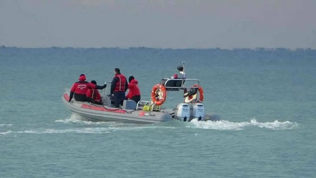 Bindikleri tekneden denize atlamaya zorlanan 2 göçmenin cesedine ulaşıldı