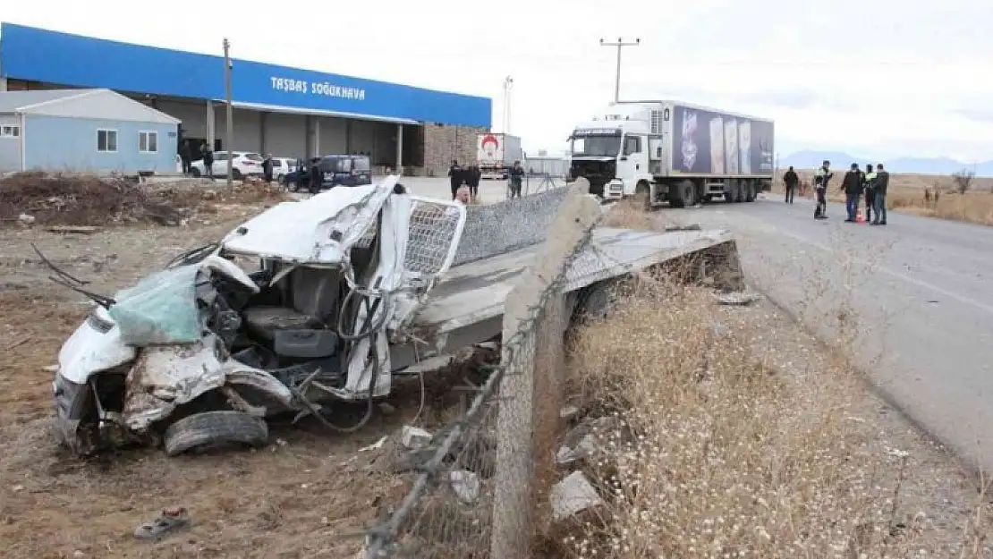 Karaman'da tırla çarpışan kamyonetin sürücüsü öldü