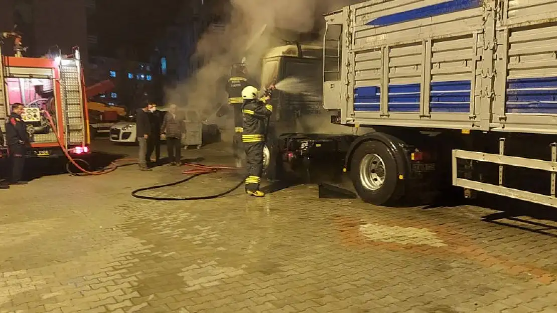 Konya'da park halindeki tır yandı