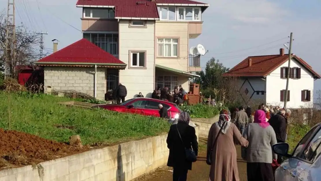 Sadece bir gece kalmak için annesini alarak köye gelmişti ama son geceleri oldu