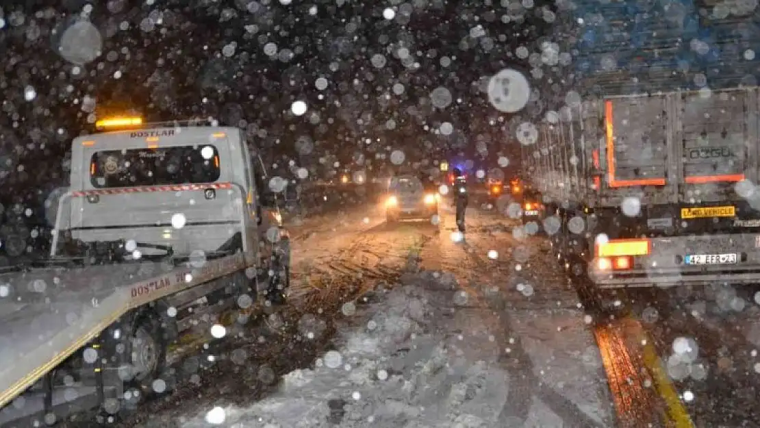 Konya-Antalya yolunda kar kalınlığı 20 cm'ye ulaştı, tırların geçişine izin verilmiyor