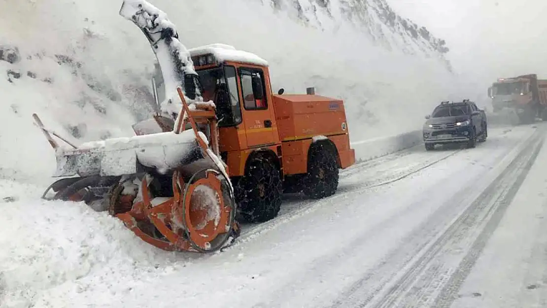 Antalya-Konya karayolunda kar yağışı etkili oluyor