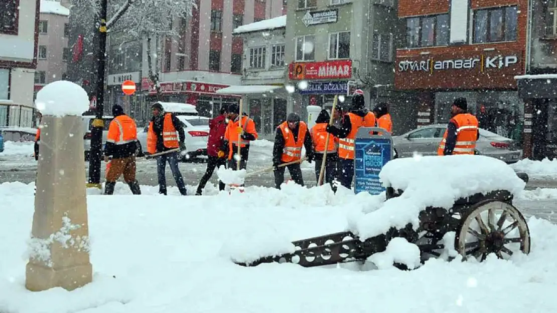 Akşehir'de kar temizliği çalışmaları sürüyor