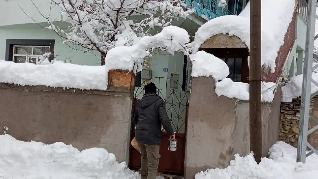 Soğuk kış gününde 400 kişiye sıcak yemek ulaştırılıyor