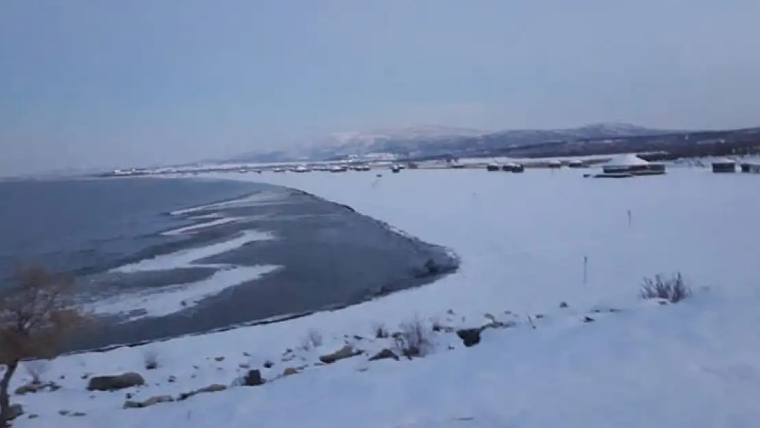 Beyşehir Gölü'nün Karaburun plajı beyaza büründü