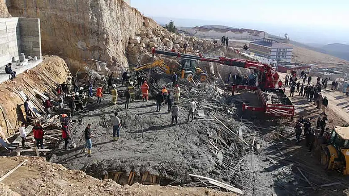 Mardin'de çöken inşaatın enkazı altında kalan iki işçiden biri kurtarıldı