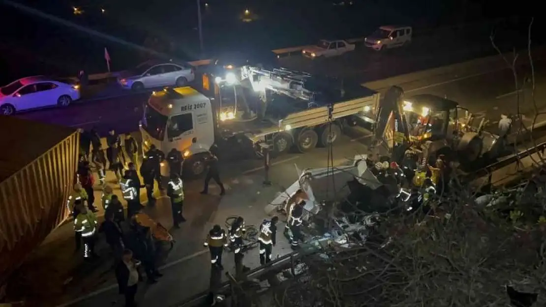 Freni patlayan tır bir evin bahçe duvarını yıkıp on metreden yola devrildi: 2 yaralı