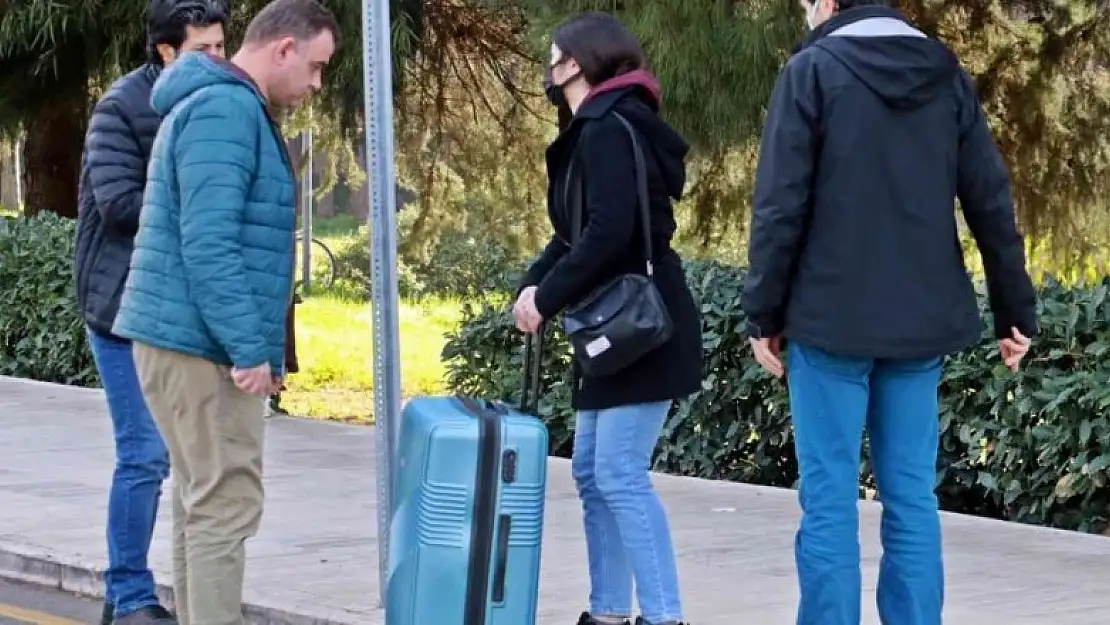 Üniversiteli genç kızın taşıyamadığı için kaldırımda bıraktığı valiz, polisi alarma geçirdi