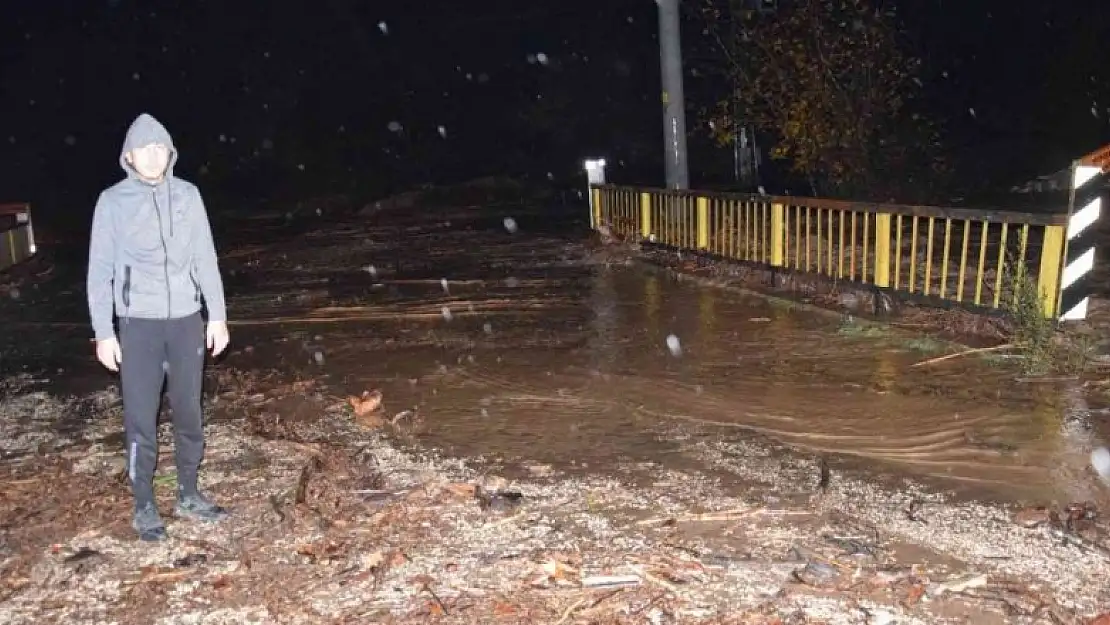 Antalya'da sel suları köprüleri aştı, iki mahalleye ulaşım kapatıldı