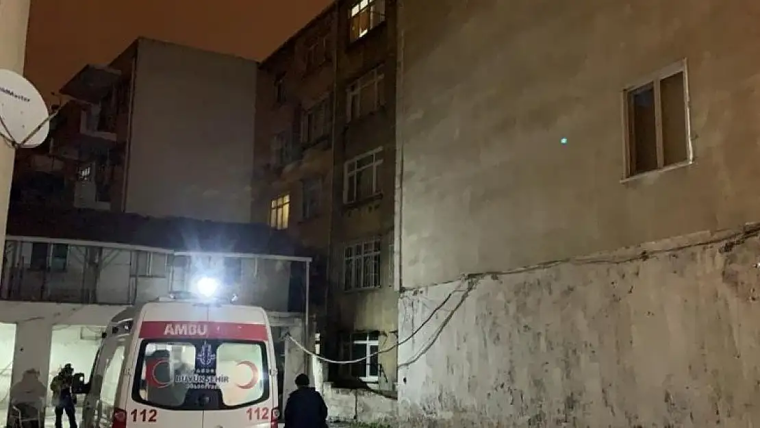 Kavga eden yabancı uyruklu şahıslar binanın bodrumunda yangın çıkarttı: 1'i ağır 4 yaralı