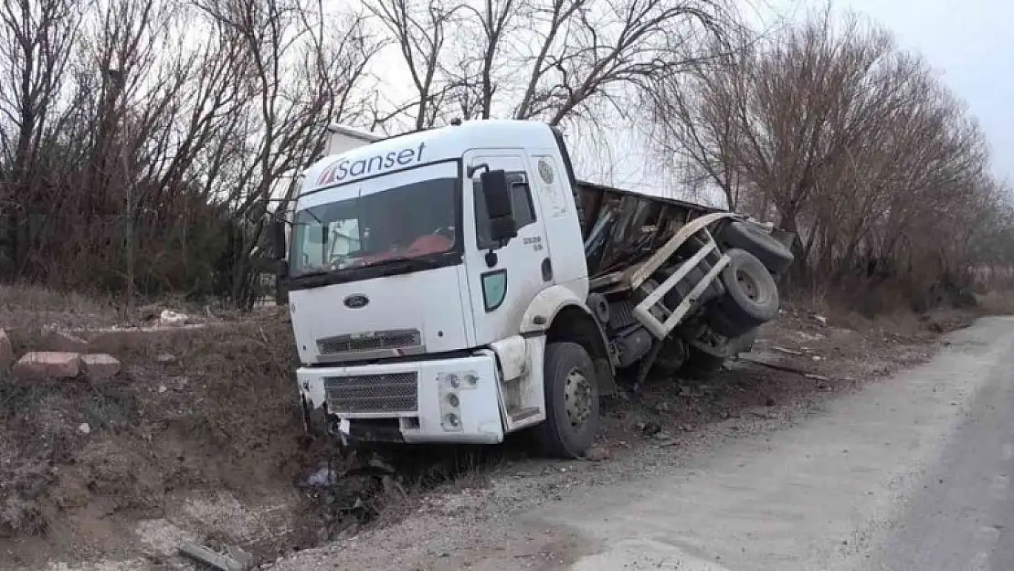 Metrelerce sürüklenen kamyon şarampole devrildi: Sürücü, burnu bile kanamadan kurtuldu