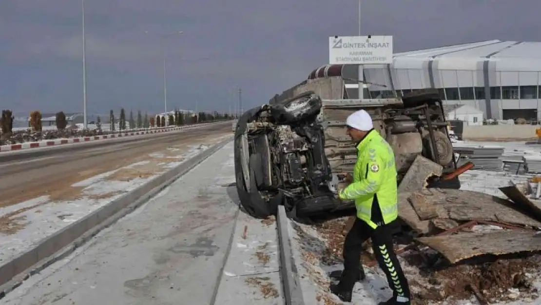 Karaman'da yola çıkan köpek kazaya neden oldu: 1 yaralı