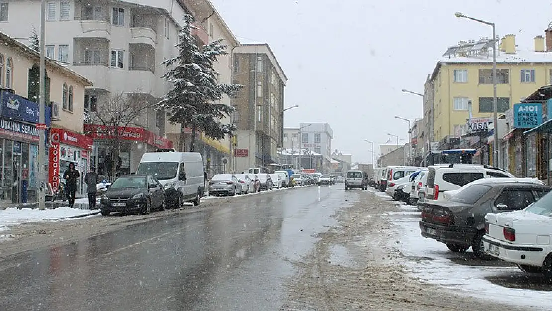 Yunak'ta kar yağışı etkili oluyor