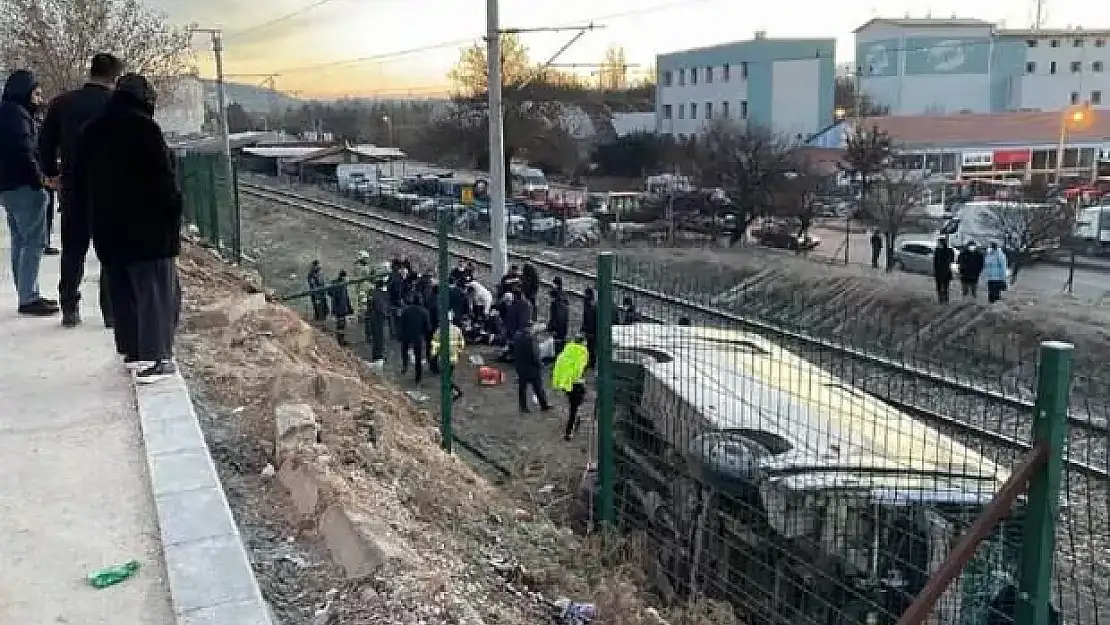 Servis midibüsü devrildi: 15 işçi yaralandı