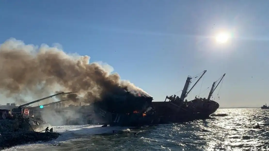 İstanbul'da karaya oturan gemi alev alev yandı