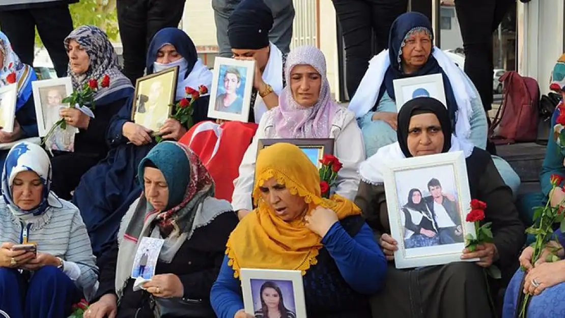 İçişleri Bakanlığı: 'Evlat Nöbeti tutan ailelerden biri daha çocuğuna kavuştu'