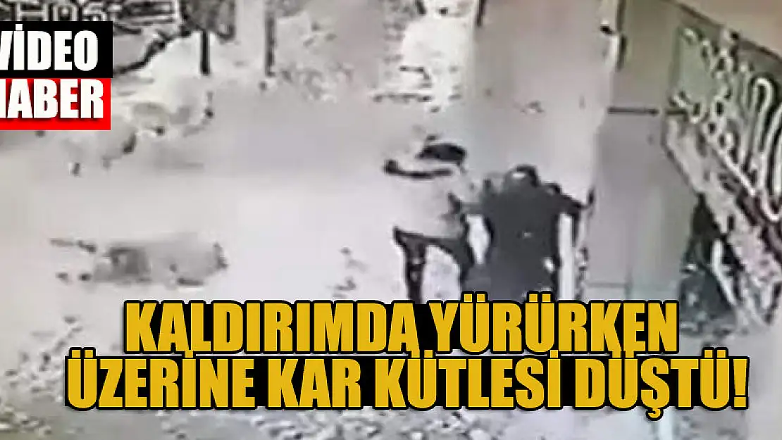 Kaldırımda yürüyen genç kızın üzerine çatıdan kar kütlesi düştü