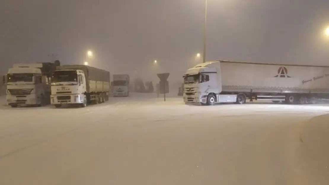 Konya'da yoğun kar ve tipi nedeniyle karayolları ulaşıma kapatıldı