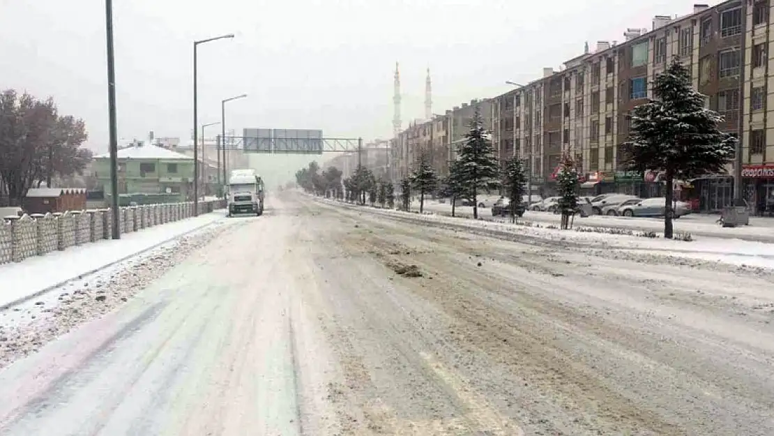 Ankara'dan Konya'ya giden araçlar Kulu'da bekletiliyor