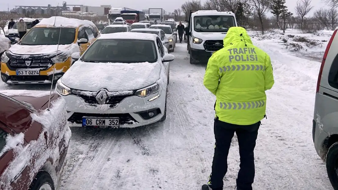 Konya'da kar ve tipi ulaşımı olumsuz etkiledi