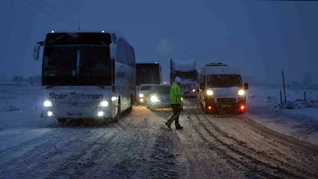 Konya Adana karayolu 16 saattir trafiğe kapalı