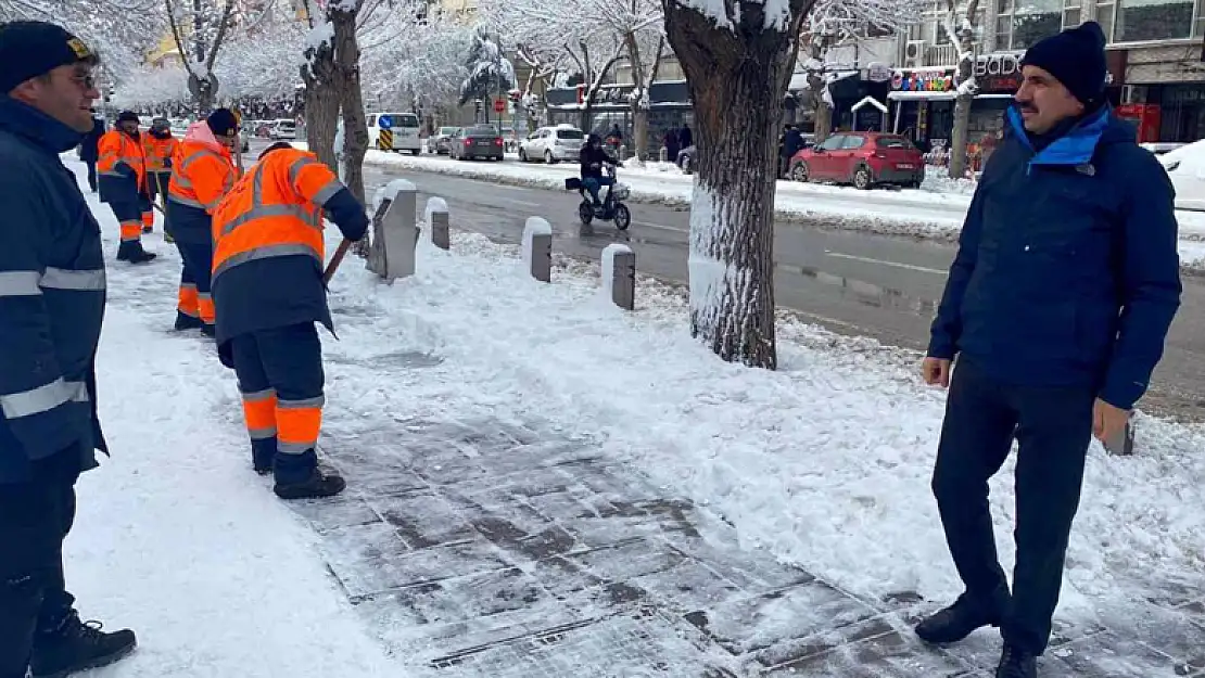 Konya Büyükşehir 31 ilçede yolları açık tutmak için yoğun mesai harcıyor