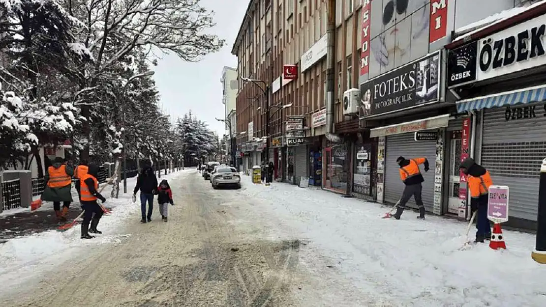 Akşehir Belediyesinde kar mesaisi sürüyor