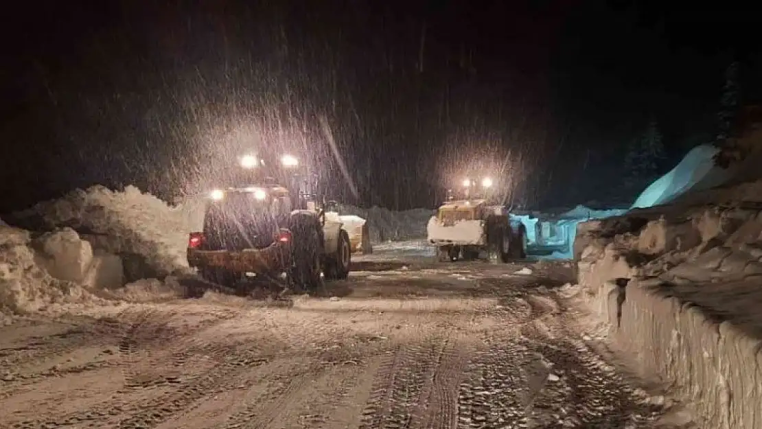 Antalya-Konya karayoluna çığ düştü, 3 metrelik kar kütleleri yolu kapladı