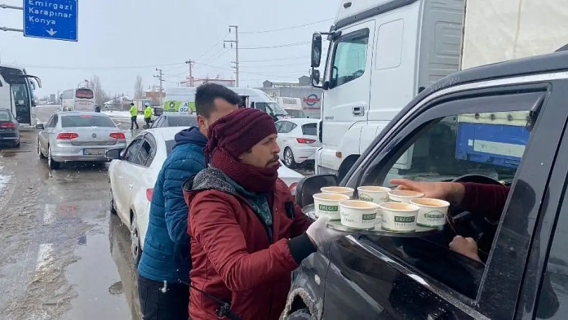 Ereğli Belediyesi karda bekleyen vatandaşlara çorba ikramında bulundu