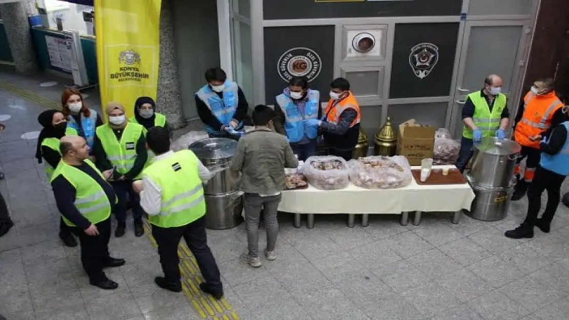 Konya'da yoğun kar nedeniyle otogarda bekleyen yolculara yemek ikramı yapıldı