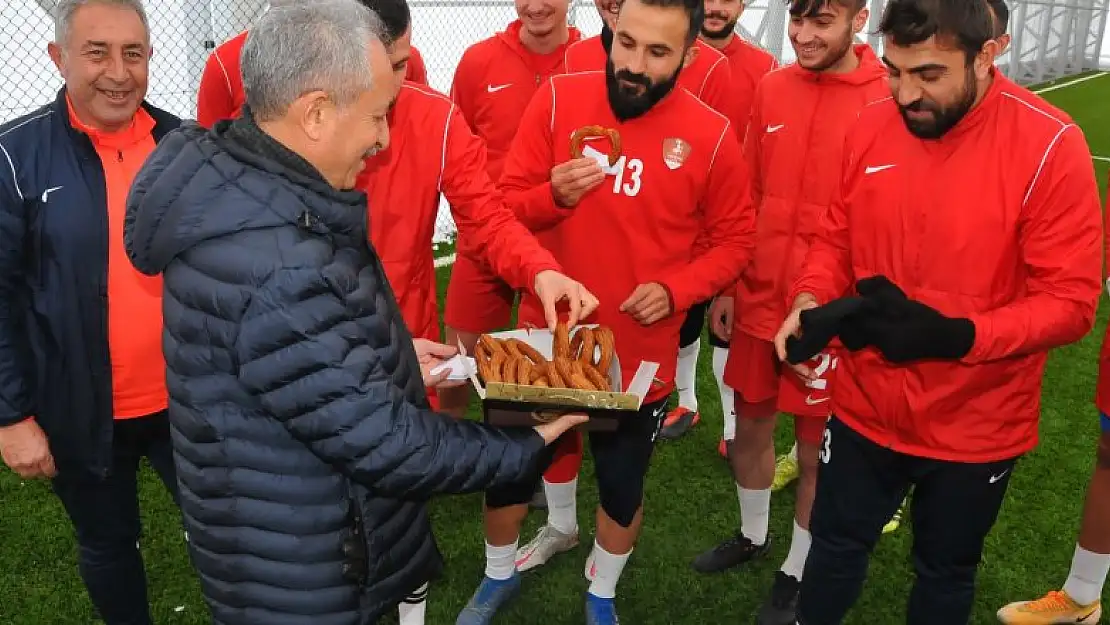 Başkan Akkaya'dan Akşehirspor'a tatlı ikramı