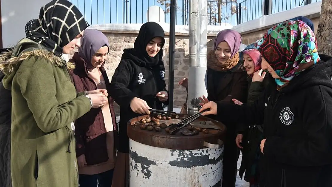 Karatay'da gençler soba başında buluşuyor