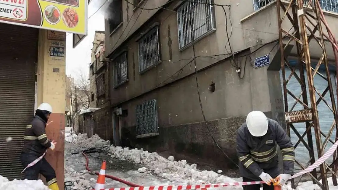 Elektrik kontağı evi yaktı, 2 kişi dumandan etkilendi