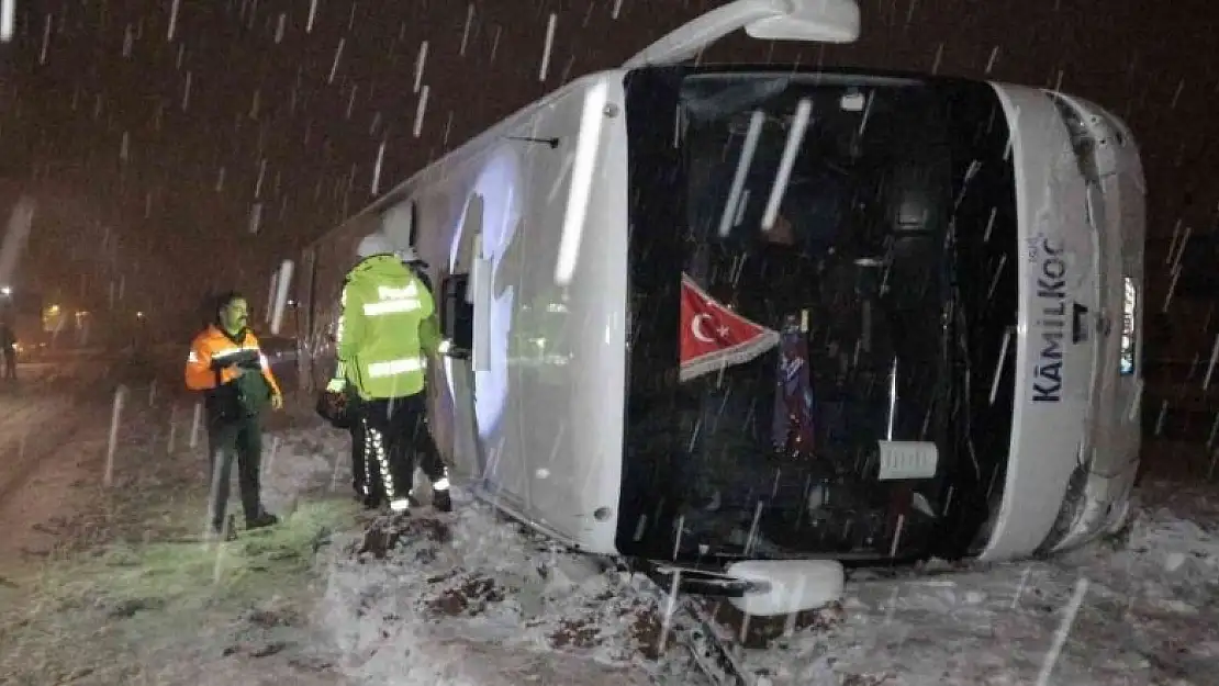 Yoldan çıkan otobüs devrildi: 13 yaralı