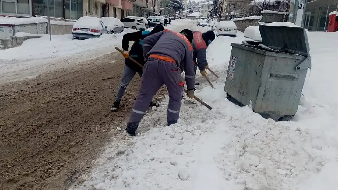 Ekipler zor şartlarda temizlik çalışmalarına devam ediyor