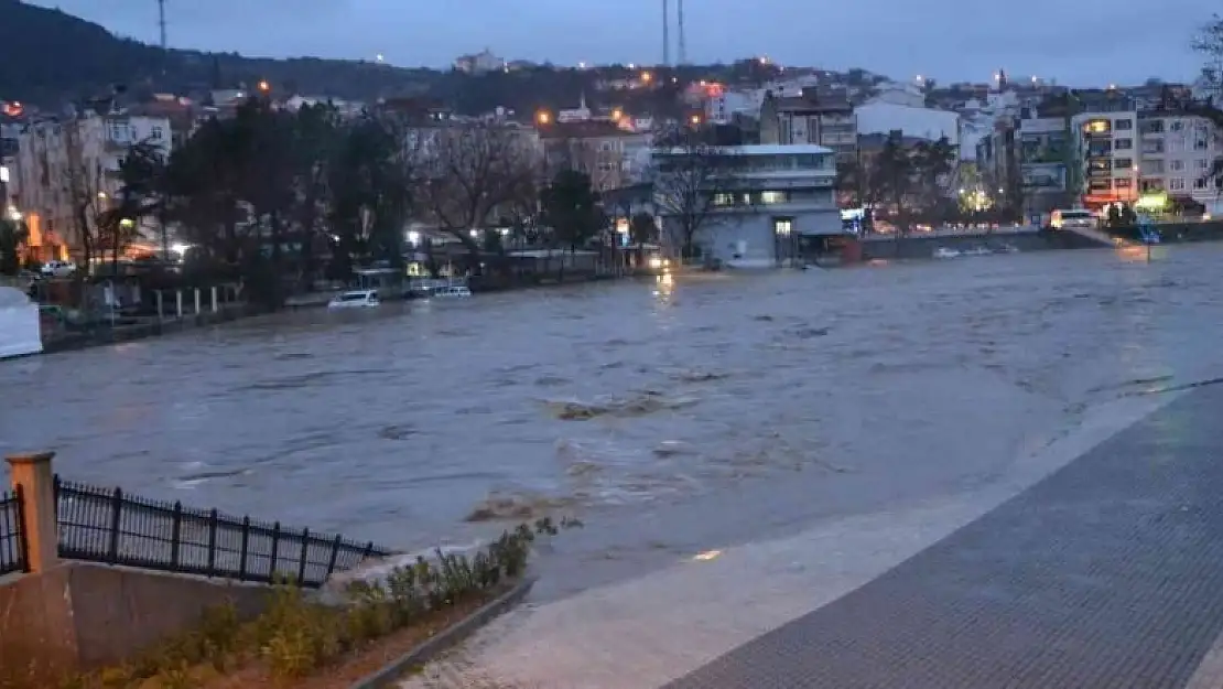 Çanakkale'de çay taştı araçlar sular altında kaldı