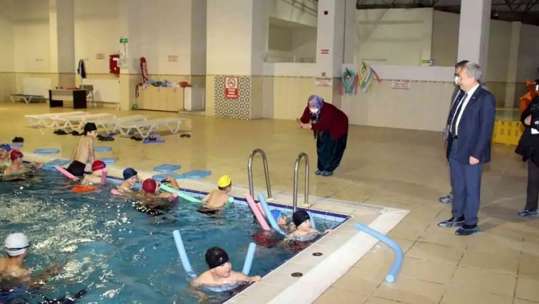 Akşehirli öğrencilerden yüzme kursuna yoğun ilgi